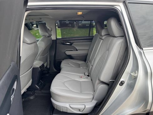Used 2020 Toyota Highlander XLE image 12