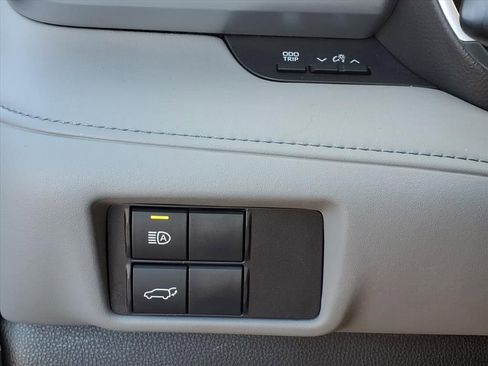 Used 2022 Toyota Highlander XLE image 12