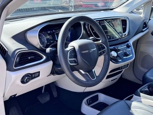 Used 2024 Chrysler Pacifica Touring-L FWD image 21