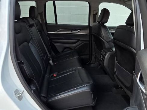 Used 2023 Jeep Grand Cherokee Limited AWD/4WD image 9