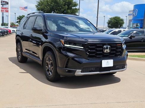 Certified 2025 Honda Pilot TrailSport image 3