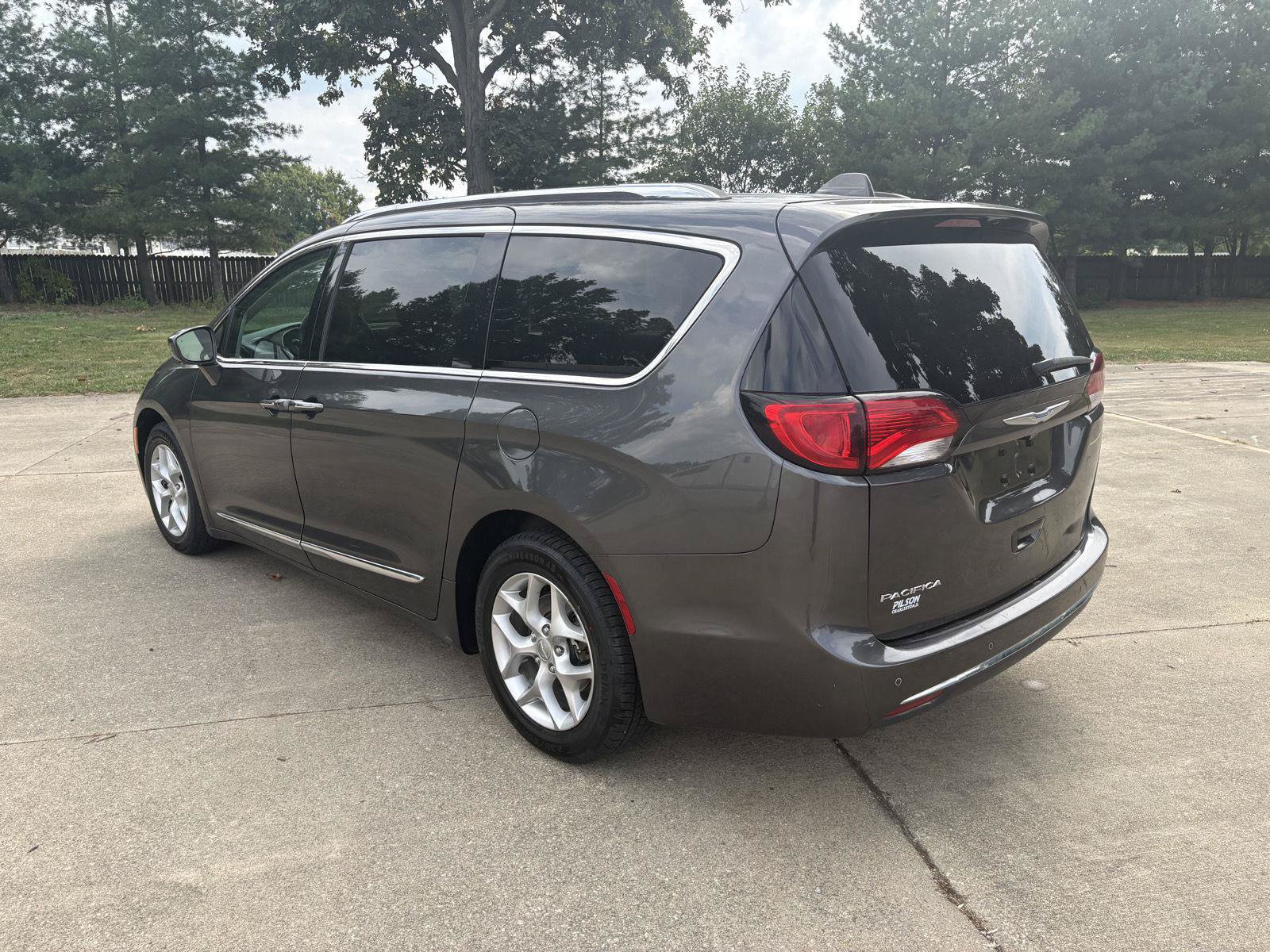 Used 2018 Chrysler Pacifica Touring-L w/ Tire & Wheel Group FWD image 24