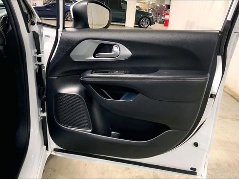 Used 2023 Chrysler Pacifica Touring-L w/ S Appearance Package image 22