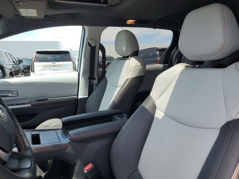 Used 2024 Toyota Sienna XSE FWD image 5