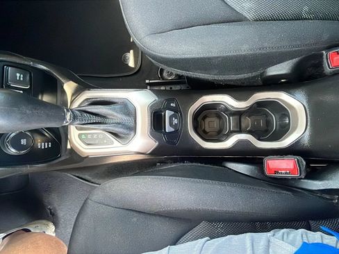 Used 2017 Jeep Renegade Latitude AWD/4WD image 13