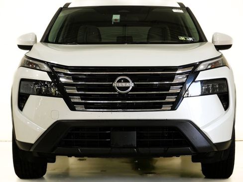 Used 2025 Nissan Rogue SV image 2