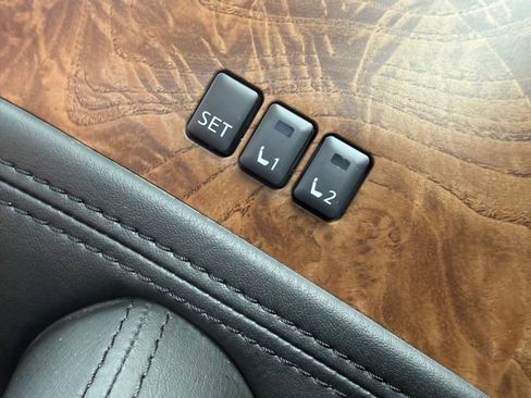 Used 2024 Nissan Armada SL w/ Captain's Chairs Package image 22