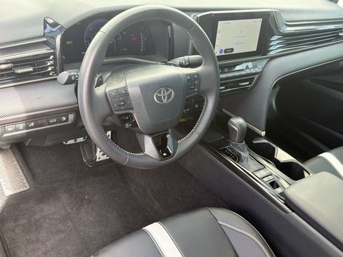 Used 2025 Toyota Camry SE FWD image 4