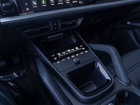 Certified 2025 Porsche Cayenne E-Hybrid Coupe AWD/4WD image 14