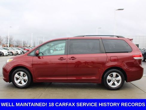 Used 2014 Toyota Sienna LE image 4