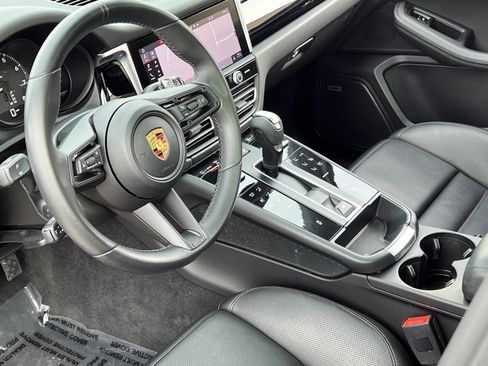 Certified 2022 Porsche Macan image 4
