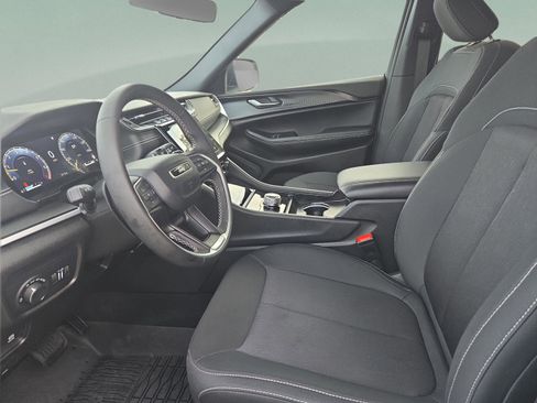 Used 2025 Jeep Grand Cherokee Laredo X image 12