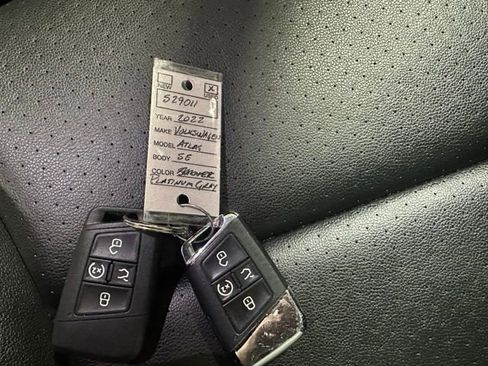 Used 2022 Volkswagen Atlas SE w/ Panoramic Sunroof Package FWD image 2