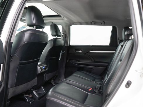 Used 2019 Toyota Highlander XLE AWD/4WD image 18