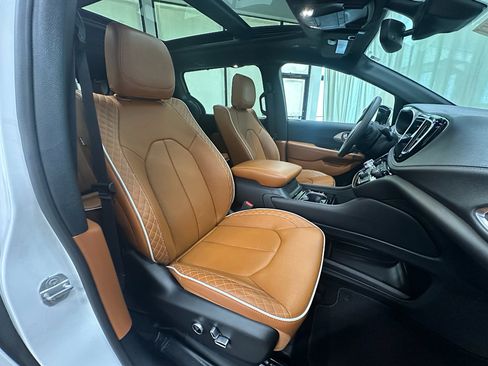 Used 2025 Chrysler Pacifica Pinnacle FWD image 18