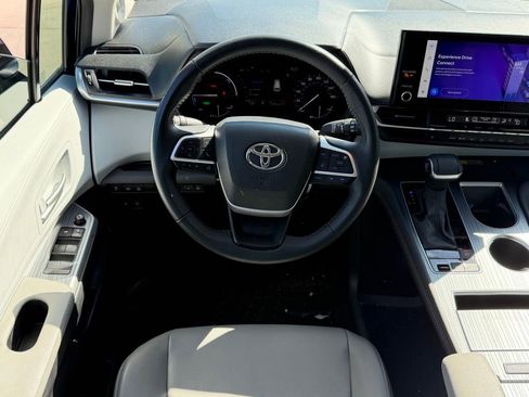 Used 2025 Toyota Sienna XLE w/ XLE Plus Package FWD image 11