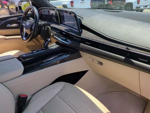 Used 2022 Cadillac Escalade Premium Luxury RWD image 31