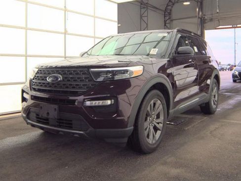 Used 2022 Ford Explorer XLT w/ Equipment Group 202A AWD/4WD image 2