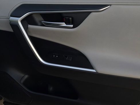 Used 2020 Toyota RAV4 Limited image 34