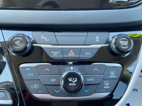 Used 2017 Chrysler Pacifica Touring-L image 22