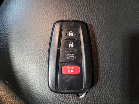 Used 2020 Toyota Highlander XLE FWD image 32