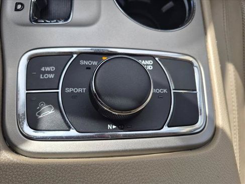 Used 2013 Jeep Grand Cherokee Limited w/ Luxury Group II AWD/4WD image 18