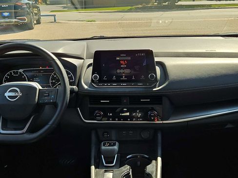 Used 2025 Nissan Rogue SV FWD image 14