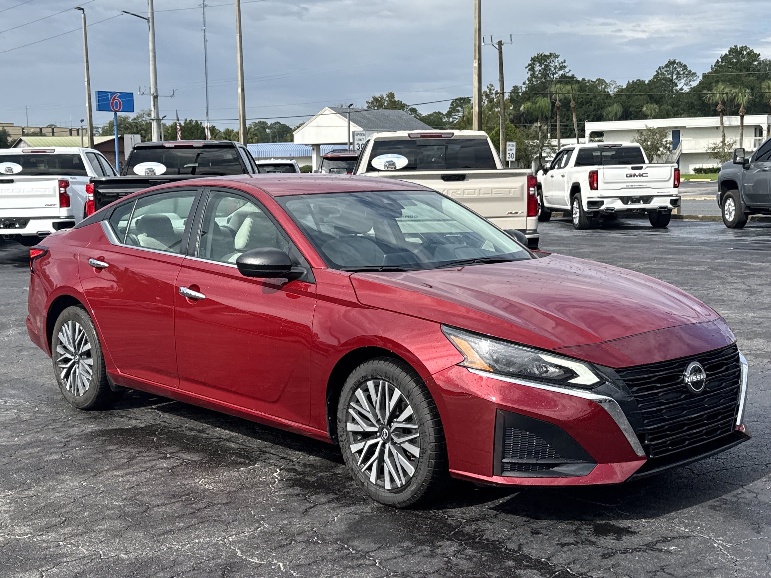 Used 2025 Nissan Altima 2.5 SV FWD image 3
