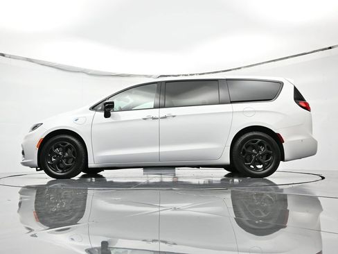 Used 2024 Chrysler Pacifica Select image 45