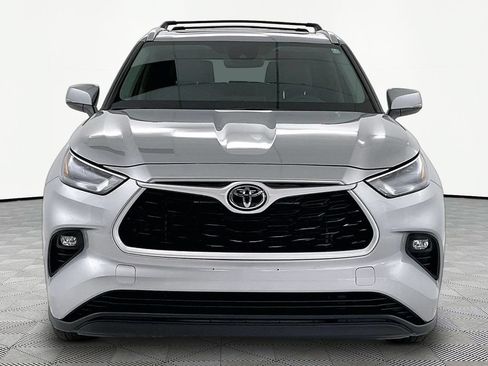 Used 2022 Toyota Highlander XLE AWD/4WD image 2