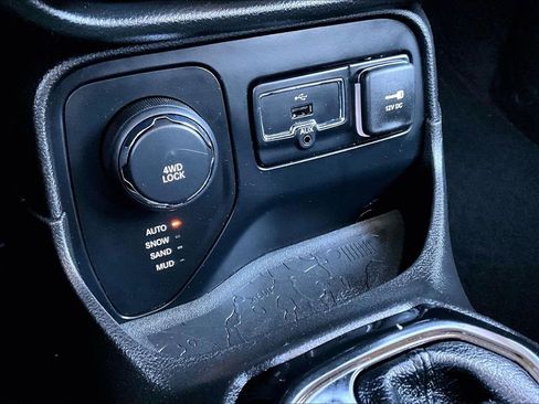 Used 2016 Jeep Renegade Latitude image 32