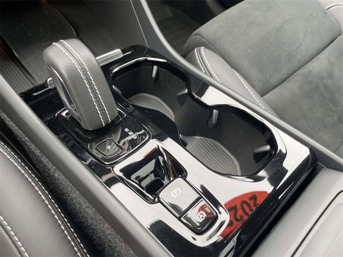 Used 2022 Volvo XC40 T5 R-Design w/ Climate Package image 30