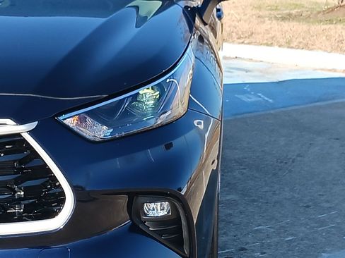 Used 2025 Toyota Highlander XLE image 11