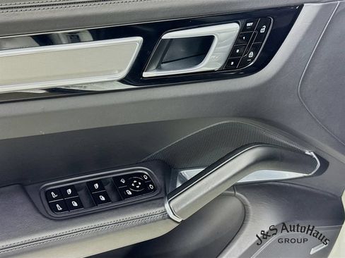 Used 2021 Porsche Cayenne Turbo AWD/4WD image 24