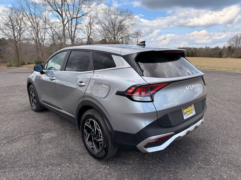 Used 2024 Kia Sportage LX image 3