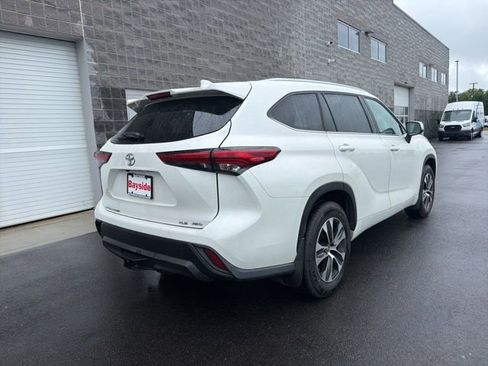 Used 2021 Toyota Highlander XLE AWD/4WD image 6