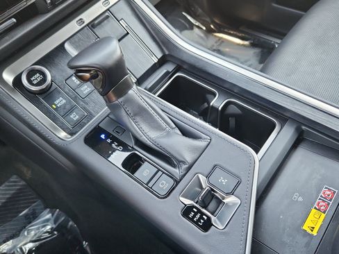 Used 2025 Lexus GX 550 w/ Cold Area Package AWD/4WD image 15