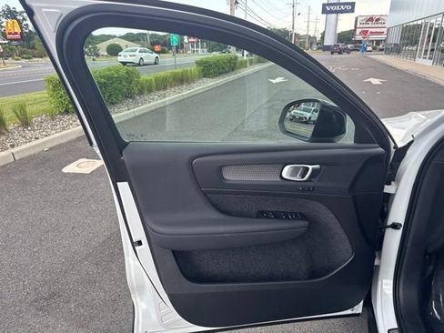 Used 2025 Volvo XC40 B5 Plus AWD/4WD image 19