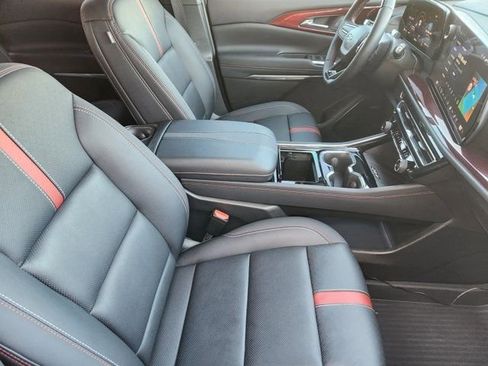 Used 2025 Chevrolet Traverse RS image 18