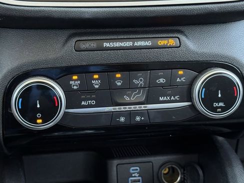 Certified 2022 Ford Escape SE w/ SE Sport Appearance Package image 17