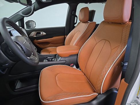 New 2026 Chrysler Pacifica Pinnacle image 12
