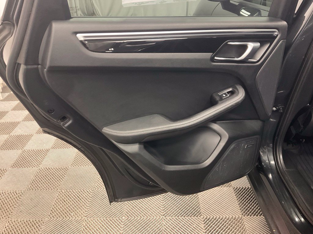 Used 2018 Porsche Macan AWD/4WD image 31