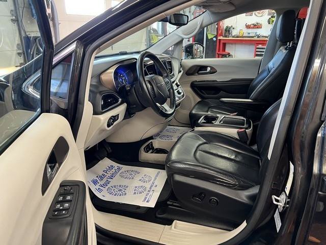 Used 2017 Chrysler Pacifica Touring-L Plus w/ Advanced Safetytec Group FWD image 6
