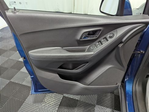 Used 2019 Chevrolet Trax LT w/ LT Convenience Package AWD/4WD image 13