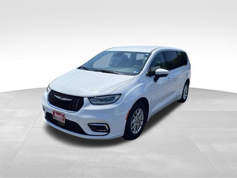 Used 2023 Chrysler Pacifica Touring-L FWD image 41
