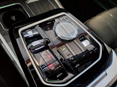 Used 2024 BMW 740i image 22