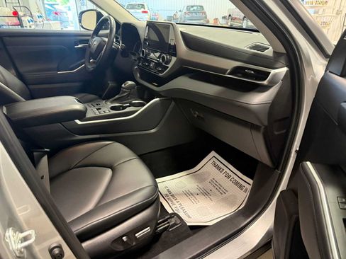Used 2023 Toyota Highlander XLE AWD/4WD image 28