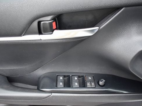 Used 2019 Toyota Camry SE image 12