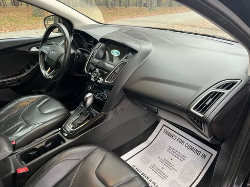 Used 2016 Ford Focus Titanium w/ Titanium Technology Package FWD image 17
