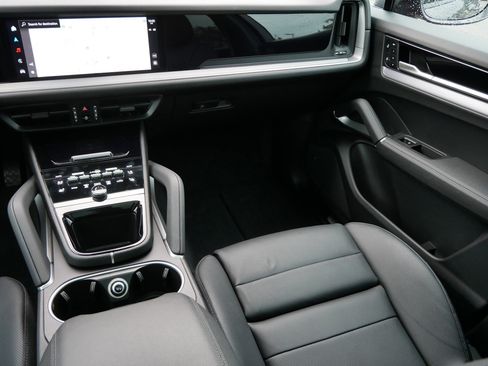 Used 2024 Porsche Cayenne image 11